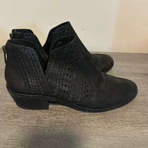 Vince Camuto black leather booties 8 medium. EUC